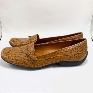 Michelle D Tan Leather Alligator Slip On Square Toe Flat Loafers NWOB Size 8.5